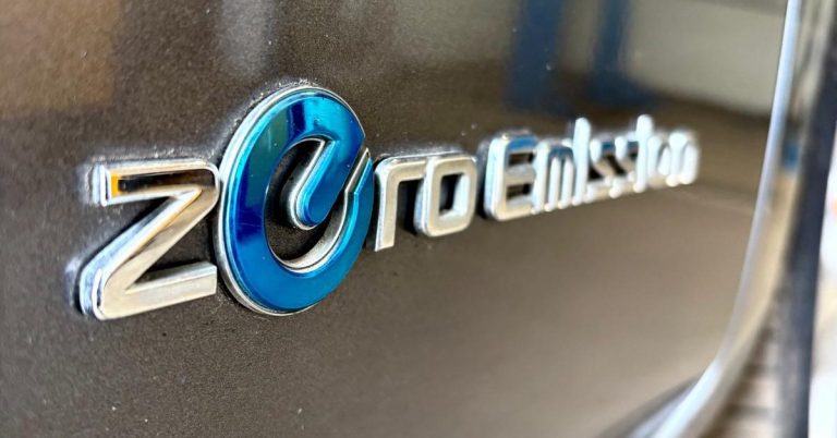 Electric vehicle icon